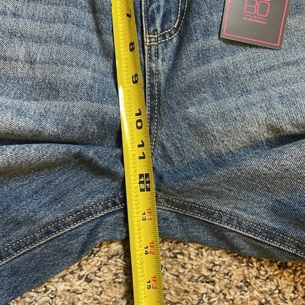 No Boundaries Super High-Rise Jeans Women Size 13 Slim Straight Distressed NEW